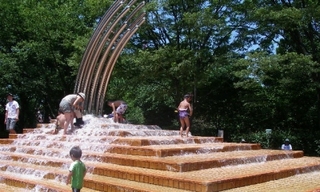 【アーカイブ】水遊びが楽しい！　大泉中央公園水の広場